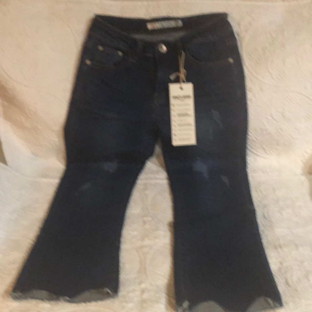 NWT, Fancy cropped‎ jeans with cut out hem